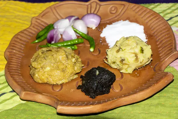 Geleneksel Bengali balık yemeği hazırlamak için çeşitli taze ve aromatik malzemeler. Sahnede balık parçaları var, tipik Hilsa ya da Rohu, kesme tahtasına yerleştirilmiş..