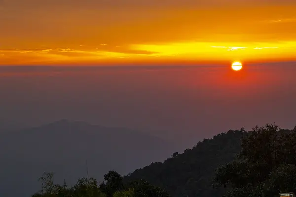 Tiger Hill, Darjeeling 'den nefes kesici bir gün doğumu manzarası. Güneşin ilk altın ışınları Kanchenjunga' nın karlı zirvelerini aydınlatıyor..