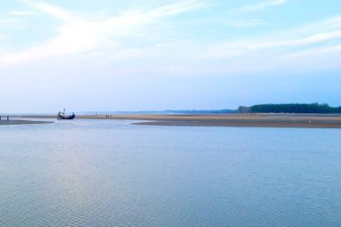 Bangladeş 'teki Cox' s Bazar 'ın sakin ve pitoresk deniz plajı, engin altın kumu ve kıyıya vuran dalgaların sakin sesiyle bilinir..