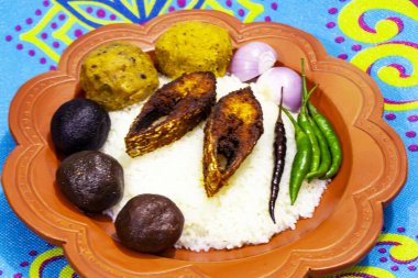 Suya batırılmış pirinç (panta bhat), taze yeşil biber ve dilimlenmiş soğan ile servis edilen kızarmış Hilsa balığı (Elish fry) içeren geleneksel Bengali yemeği. 