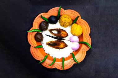 Hilsa balığının (Ilish) yeşil biber ve soğanla süslenmiş mayalanmış pirinç (Panta Bhaat) ile servis edildiği geleneksel Bengali yemeği.