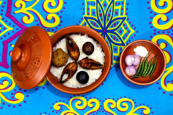Panta bhaat (mayalanmış pirinç) ile Elish (Hilsa balığı), Bengali kültüründe özellikle Bengali Yeni Yılı 'nda (Pohela Boishakh) en sevilen ve sembolik yemeklerden biridir.)
