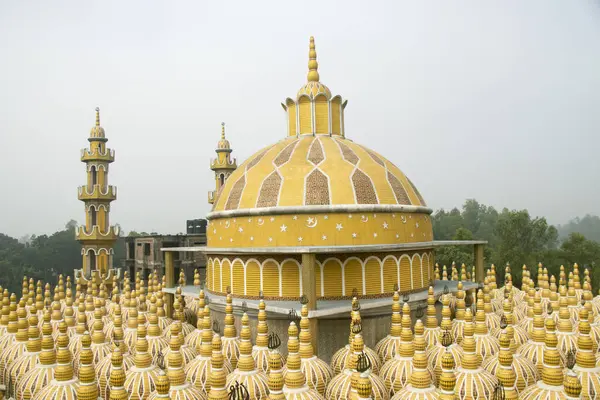 201 Gambuj Camii Tanthe 'de yer alan güzel bir camidir.