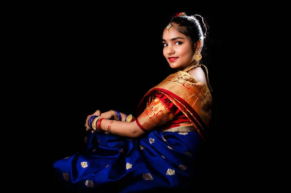 黒の背景にきれいな健康な肌を持つ美しいインドの女の子 赤と青のマラティを見る — ストック写真