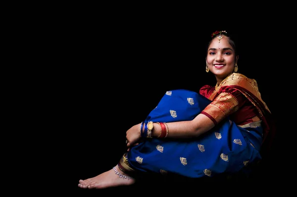 Дівчата Індійських Традиційних Сарі Сидячою Позою — стокове фото