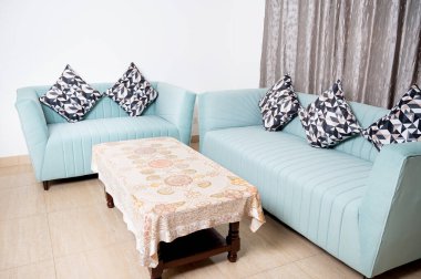 Kanepe ve orta masada siyah beyaz yastıklı modern oturma odası.