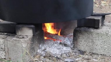Sabun için kaynatma bölümü ya da defne kara tohumu. Köydeki kazanın altında ateş yanıyor..
