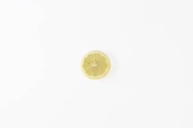 Limon dilimi beyaz arka planda izole edilmiş. Üst görünüm