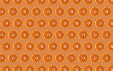 Mandalina ya da mandalina dilimleri turuncu arka planda izole edilmiş. Citrus konsepti.