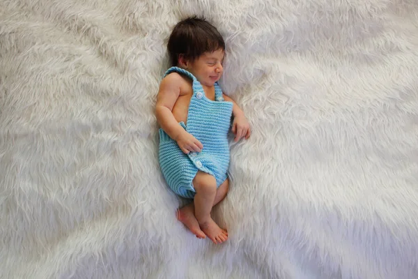 Neugeborenes Süßes Baby Träumt Und Lächelt Auf Weißer Flauschiger Decke — Stockfoto