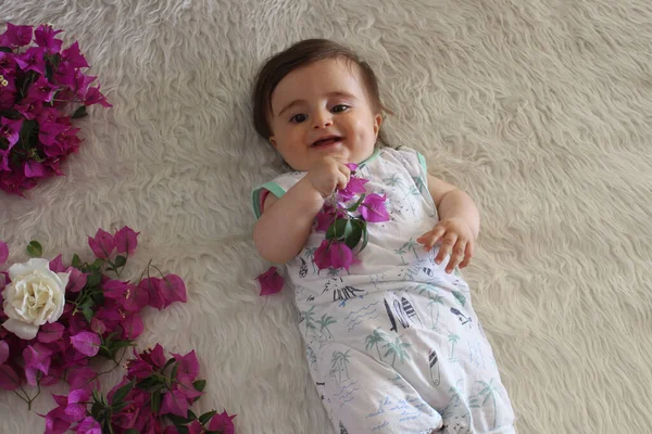 Bébé Mignon Jouer Avec Fleur Bougainvilliers Souriant Sur Couverture Moelleuse — Photo