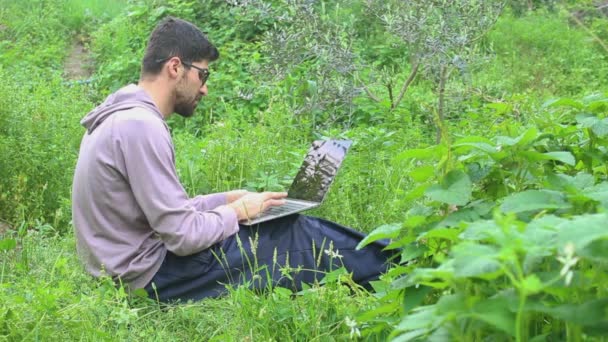 Чоловік Працює Відкритому Повітрі Ноутбуком Сидить Природі Концепція Віддаленої Роботи — стокове відео