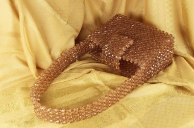 Krem kumaş üzerinde el yapımı vizon çanta..