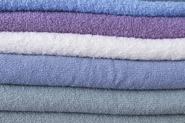 Renkli havlular üst üste istiflenmiş. Kapat ve ekranla doldur. 