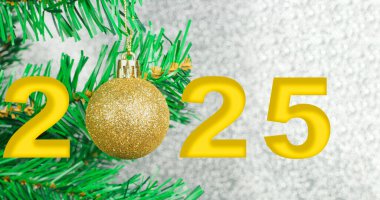 2025 yılınız kutlu olsun. 2024 'ten yeni yıla geçiş 2025 konsept imajı ile Noel ağacındaki altın top süsü.