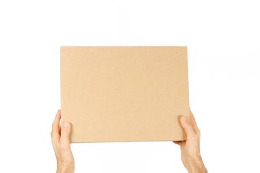 El ele tutuşan kahverengi karton kutu, beyaz arka planda izole edilmiş paket. Metin için boş alan. Teslimat ya da nakliye konsepti. Kapat.. 