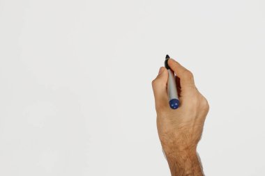 Beyaza izole edilmiş mavi renkli kalemle yazan bir adam. Metin için boşluk. 