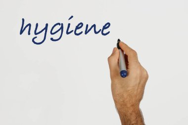 Adamın biri beyaz tahtaya mavi kalemle 