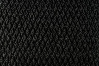 Siyah örgü çantayla dolu. Dikey çekim.