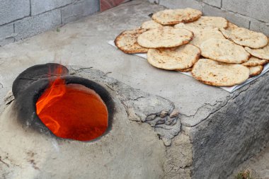 Hatay 'ın geleneksel yöntemini kullanarak tandır fırınında ekmek pişirmek.
