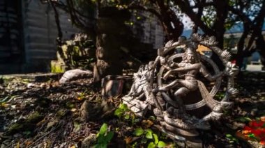 Hindu tapınağındaki Shiva heykeli doğanın ışığındaki aşırı hızlandırılmış zaman kaybı Nataraja - Hindistan 4k