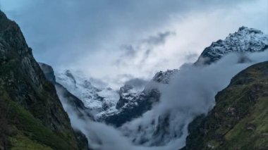 Bulutlar aşırı hızlanıyor Himalaya dağları manzaralı 4k, Hindistan, Uttarakhand