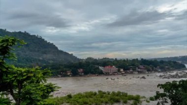 Bulutlar aşırı hızlanıyor Himalaya dağları manzaralı 4k, Hindistan, Uttarakhand