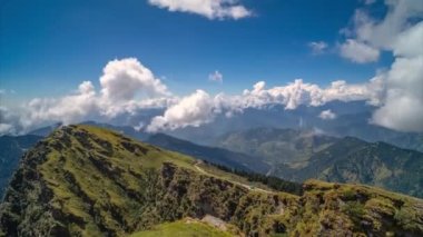 Bulutlar aşırı hızlanıyor Himalaya dağları manzaralı 4k, Hindistan, Uttarakhand