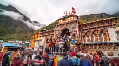 Badrinath Himalaya 'daki Badri Narayana Tapınağı' nda seyyahlar kalabalık, 4k zaman atlaması, Hindistan, Uttarakhand - 20.08.2022