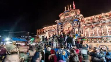 Badrinath Himalaya 'daki Badri Narayana Tapınağı' nda geceleyin seyyahlar kalabalık, 4k zaman atlaması, Hindistan, Uttarakhand - 20.08.2022
