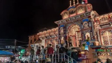 Badrinath Himalaya 'daki Badri Narayana Tapınağı' nda geceleyin seyyahlar kalabalık, 4k zaman atlaması, Hindistan, Uttarakhand - 20.08.2022