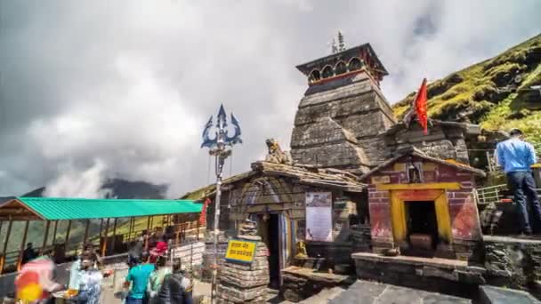 Pielgrzymi Świątyni Tungnath Lord Shiva Niskimi Chmurami Hiperlapsja Czasu Himalaje — Wideo stockowe