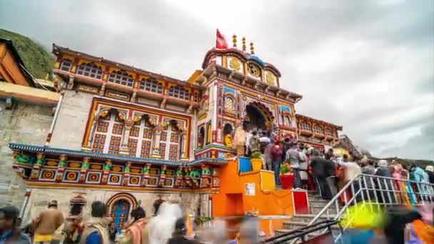 Badrinath Himalaya寺院の巡礼者の群衆Badri Narayana 4Kのタイムラプス ハイパーラプス インド Uttarakhand 2022 — ストック動画