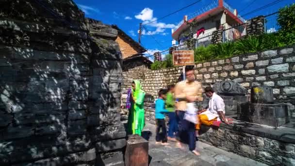 Προσκυνητές Στο Ναό Gopeshwar Mahadev Lord Shiva Lingam Χρονική Υστέρηση — Αρχείο Βίντεο