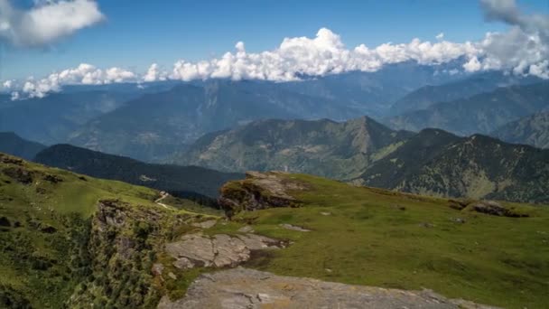 雲の過経過時間ヒマラヤ山脈の景色を表示4K インド Uttarakhand — ストック動画