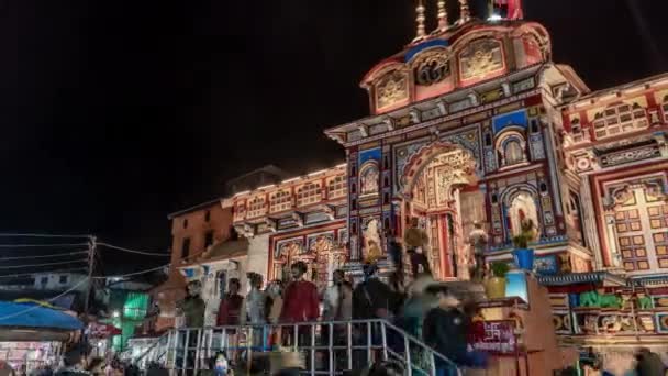 Толпа Паломников Бадринатх Гималайском Храме Бадри Нараяна Ночью Гиперлапс Индия — стоковое видео