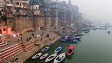 Varanasi Ghat hava aracı görüntüsü, Ganj, Benares, Hindistan 'da 4k sabah - 10.05.2022