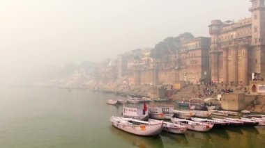 Varanasi Ghat hava aracı görüntüsü, Ganj, Benares, Hindistan 'da 4k sabah - 10.05.2022