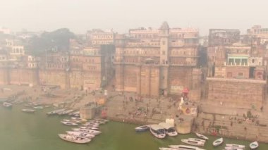 Varanasi Ghat hava aracı görüntüsü, Ganj, Benares, Hindistan 'da 4k sabah - 10.05.2022