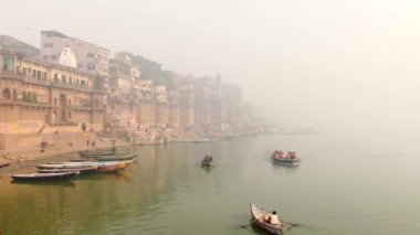Varanasi Ghat hava aracı görüntüsü, Ganj, Benares, Hindistan 'da 4k sabah - 10.05.2022