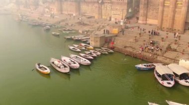 Varanasi Ghat hava aracı görüntüsü, Ganj, Benares, Hindistan 'da 4k sabah - 10.05.2022