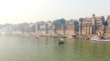 Varanasi Ghat hava aracı görüntüsü, Ganj, Benares, Hindistan 'da 4k sabah - 10.05.2022