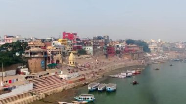 Varanasi Ghat hava aracı görüntüsü, Ganj, Benares, Hindistan 'da 4k sabah - 10.05.2022