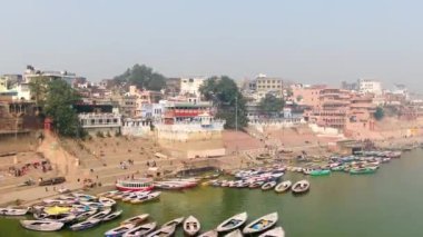 Varanasi Ghat hava aracı görüntüsü, Ganj, Benares, Hindistan 'da 4k sabah - 10.05.2022