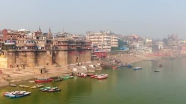 Varanasi Ghat hava aracı görüntüsü, Ganj, Benares, Hindistan 'da 4k sabah - 10.05.2022