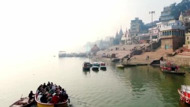 Varanasi Ghat hava aracı görüntüsü, Ganj, Benares, Hindistan 'da 4k sabah - 10.05.2022