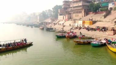 Varanasi Ghat hava aracı görüntüsü, Ganj, Benares, Hindistan 'da 4k sabah - 10.05.2022