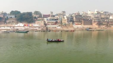 Varanasi Ghat hava aracı görüntüsü, Ganj, Benares, Hindistan 'da 4k sabah - 10.05.2022