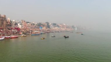 Varanasi Ghat hava aracı görüntüsü, Ganj, Benares, Hindistan 'da 4k sabah - 10.05.2022