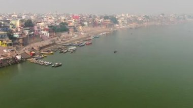 Varanasi Ghat hava aracı görüntüsü, Ganj, Benares, Hindistan 'da 4k sabah - 10.05.2022